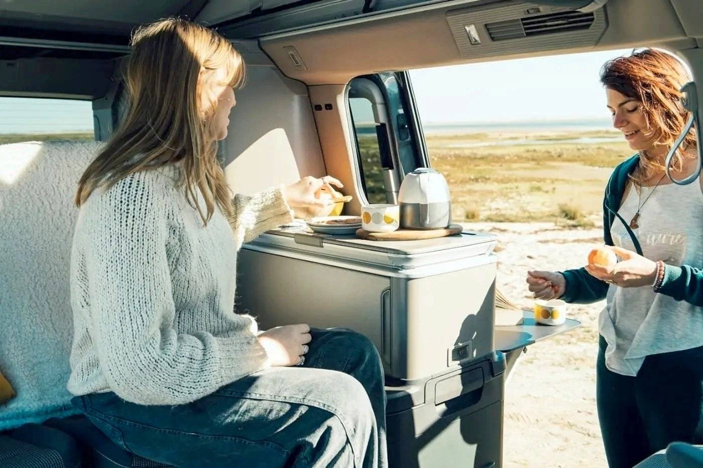 Dining Area Volkswagen T7 California Ocean - Yescapa