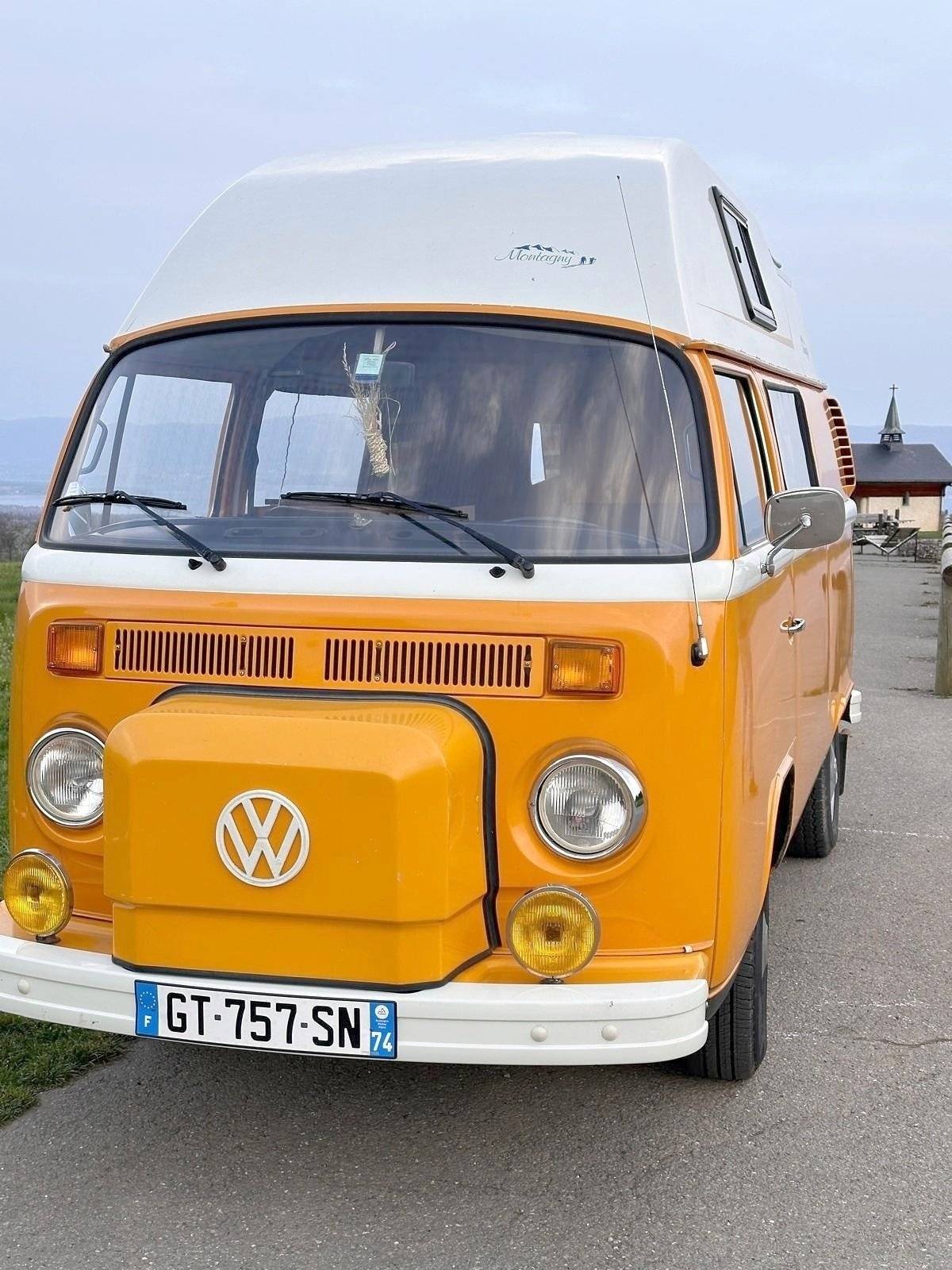 Front view from 3/4 Volkswagen Combi T2 - Yescapa