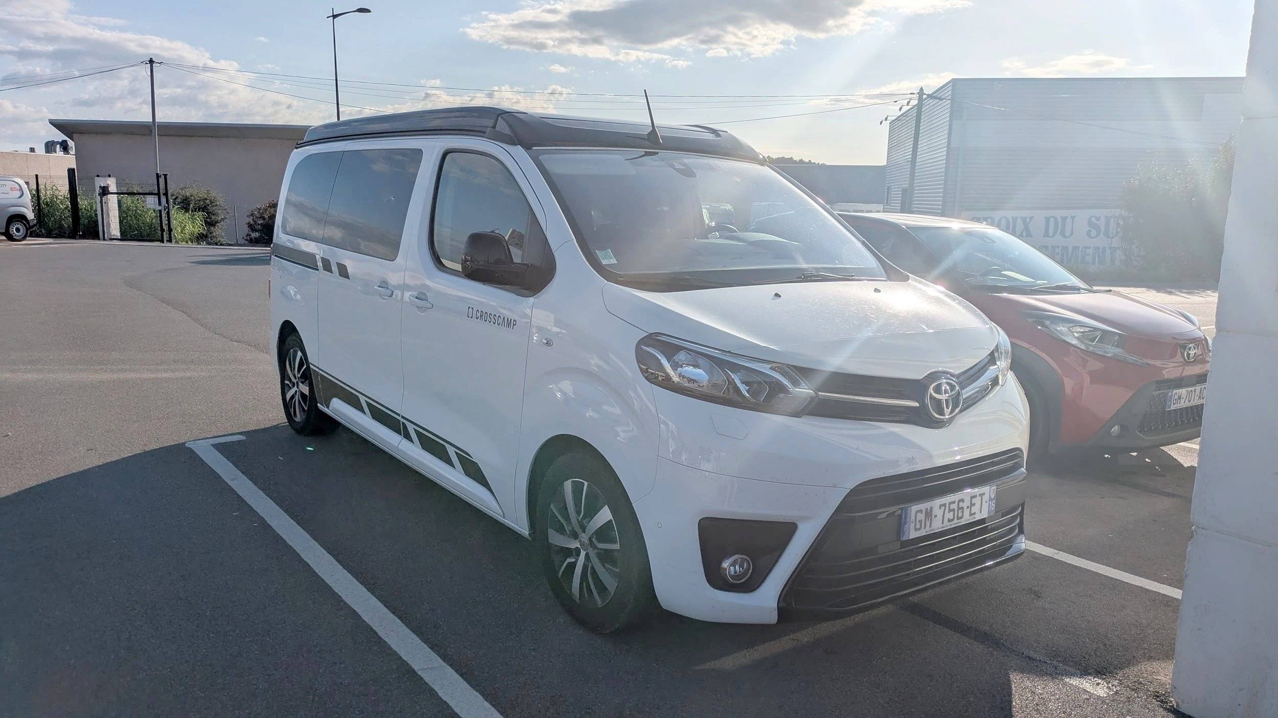Front view from 3/4 Toyota ProAce Verso - Yescapa