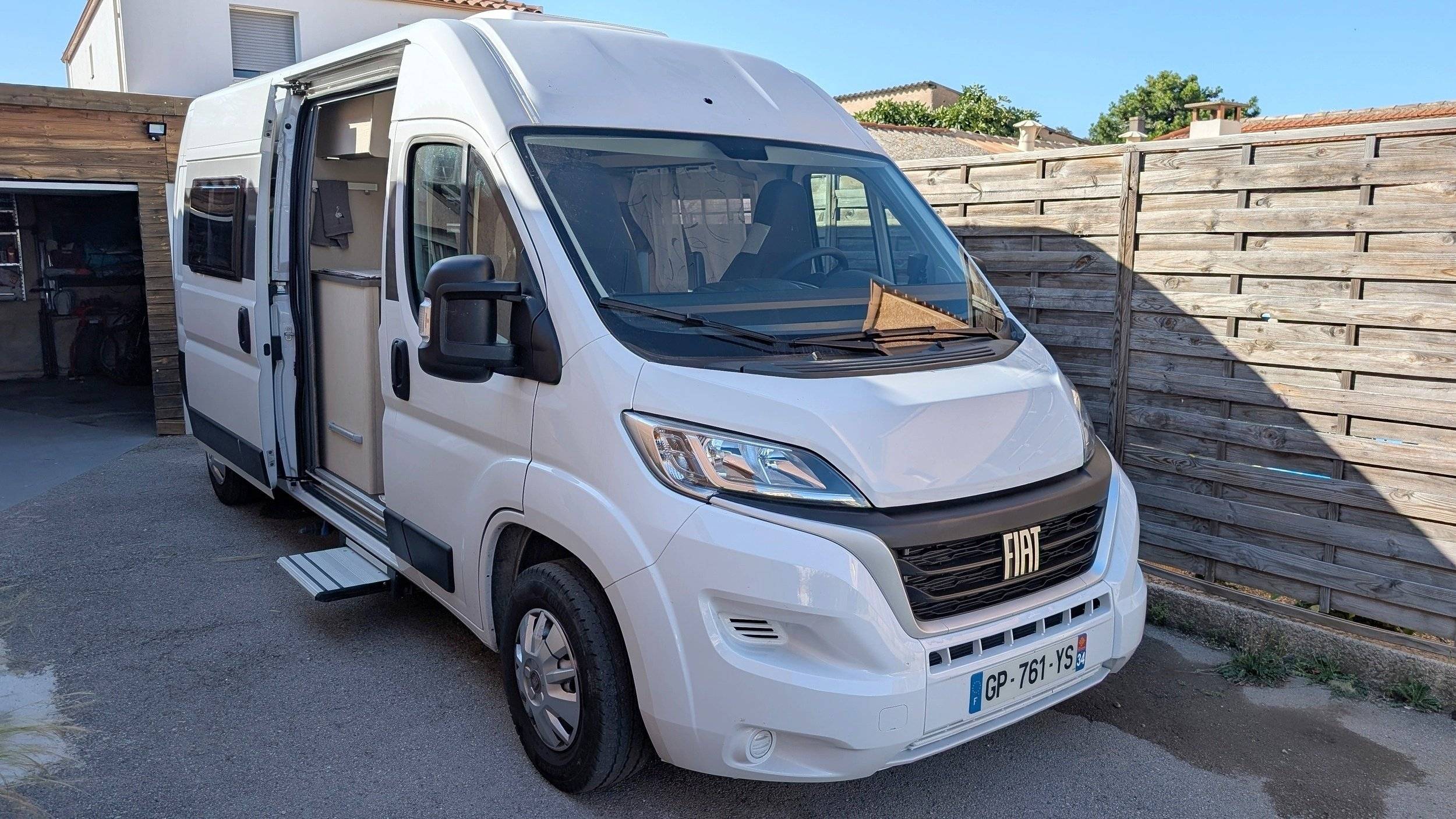 schräge Vorderansicht Fiat Ducato 2,3 l 140 CV - Yescapa