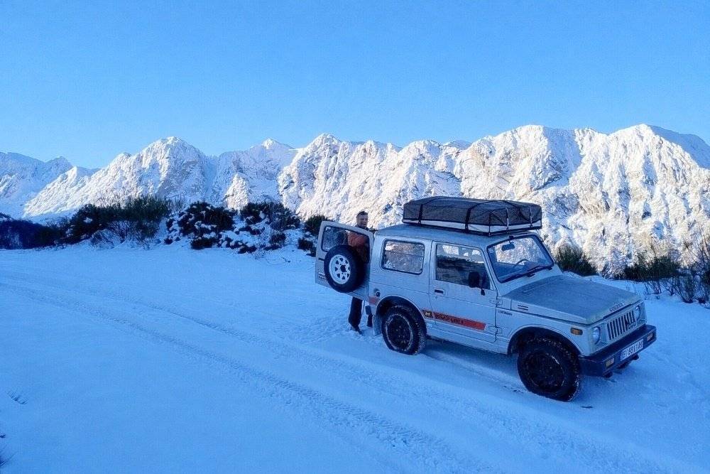Vue avant de 3/4 Suzuki Slow 4x4 Adventure Camper - Yescapa