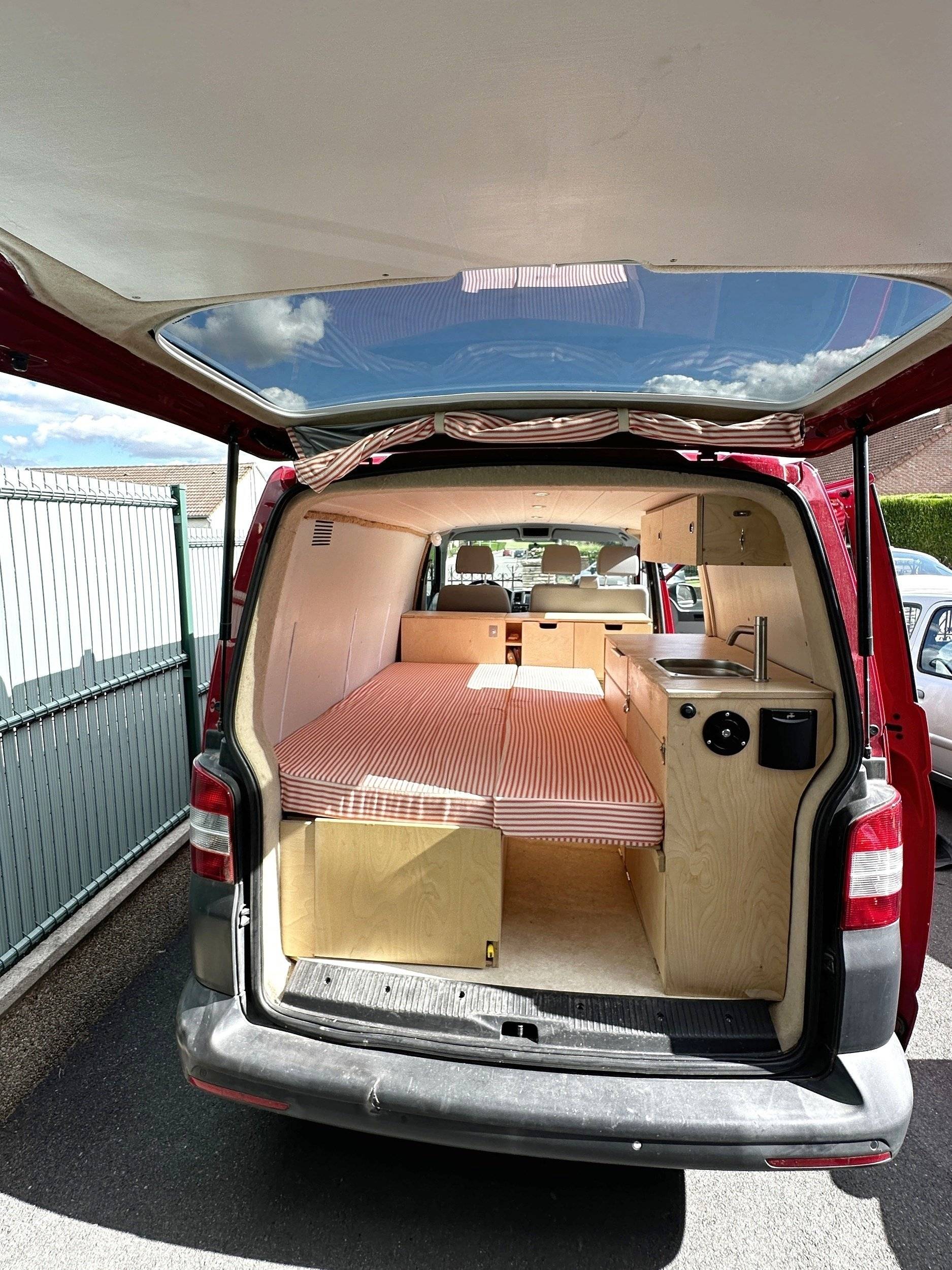Letti Volkswagen T5 2,0 l 102 ch - Yescapa