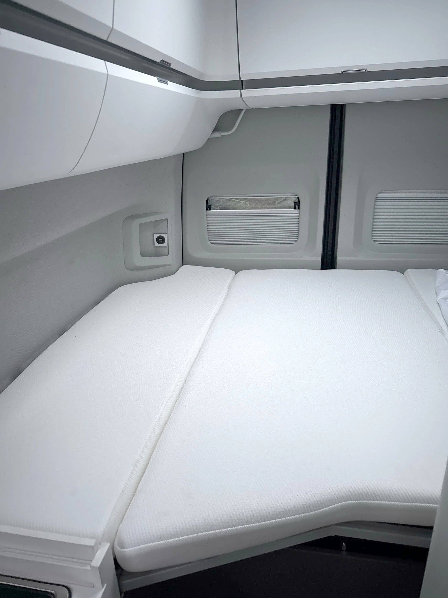 Berth Volkswagen Grand California 600 - Yescapa