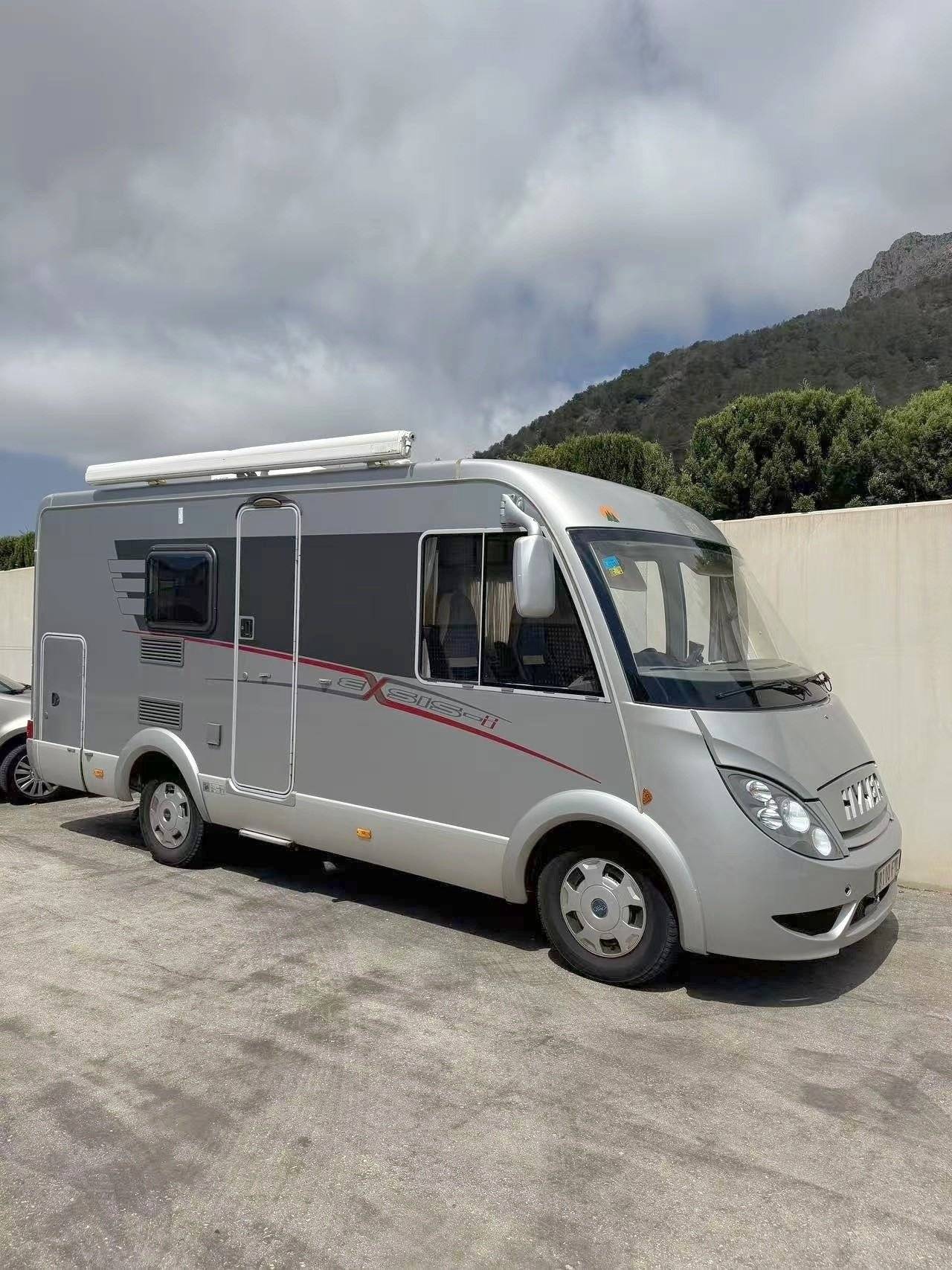 Vista frontale a ¾ Ford Ford - Yescapa