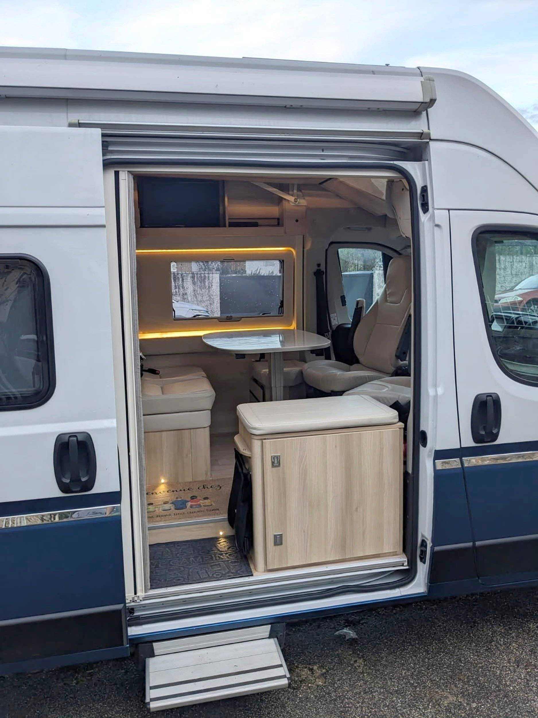 Vista del vehicle angle davanter Fiat Ducato 2,3 l 130 ch - Yescapa