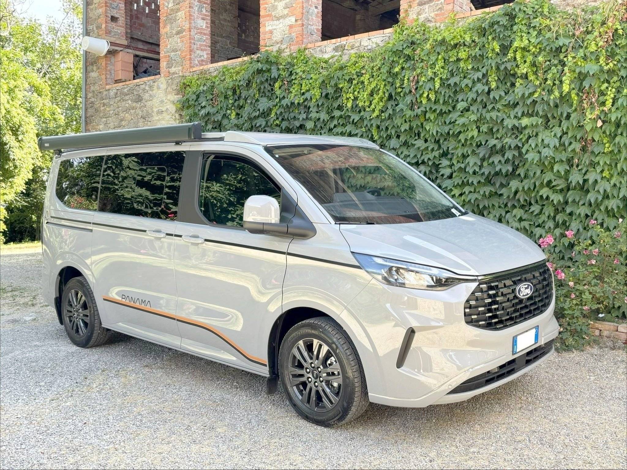 Vista del vehículo ángulo delantero Ford Transit Custom 2,0 l 130 ch - Yescapa