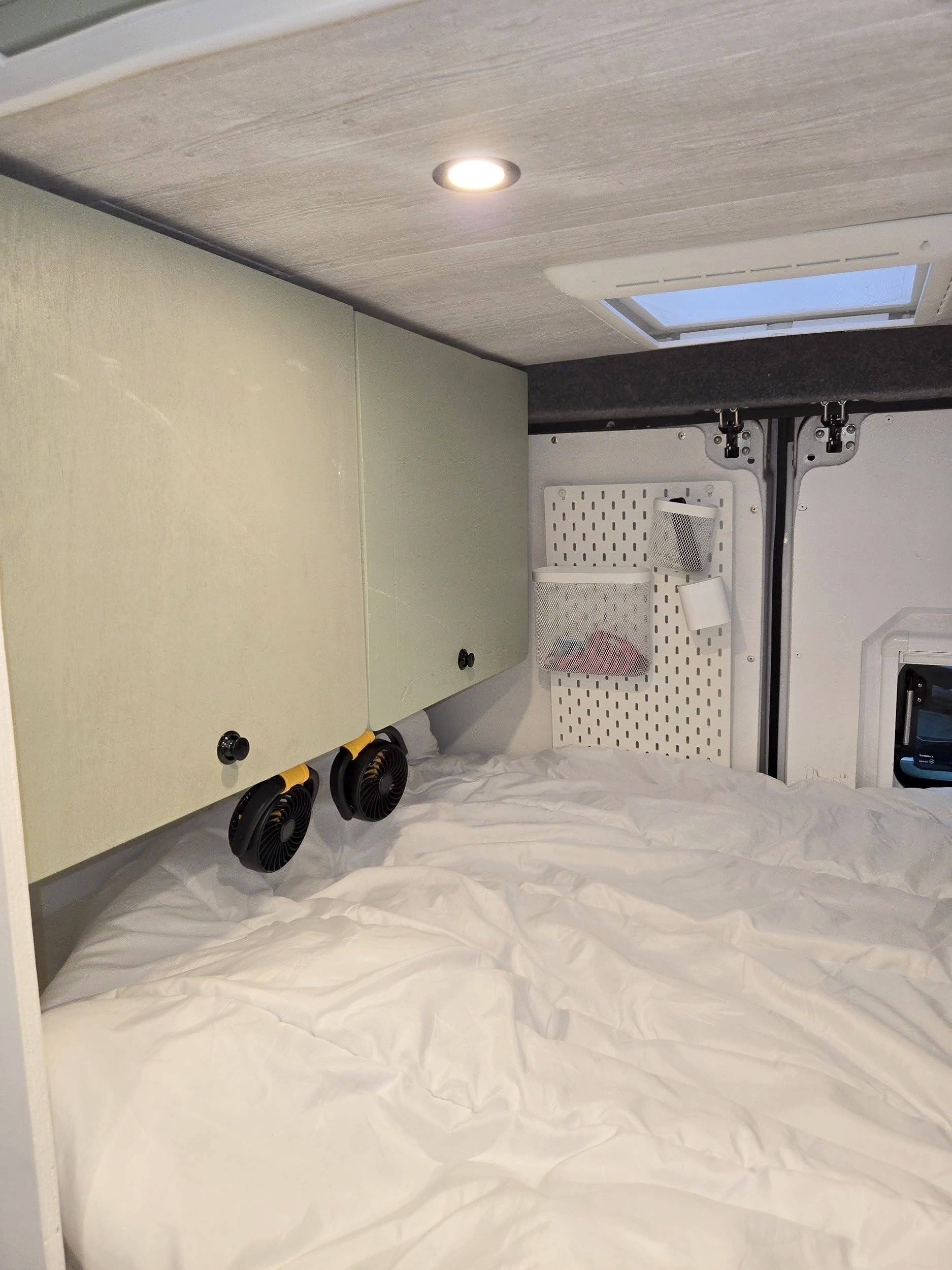 Berth Peugeot Boxer 2.2 Blue HDI 140ch - Yescapa